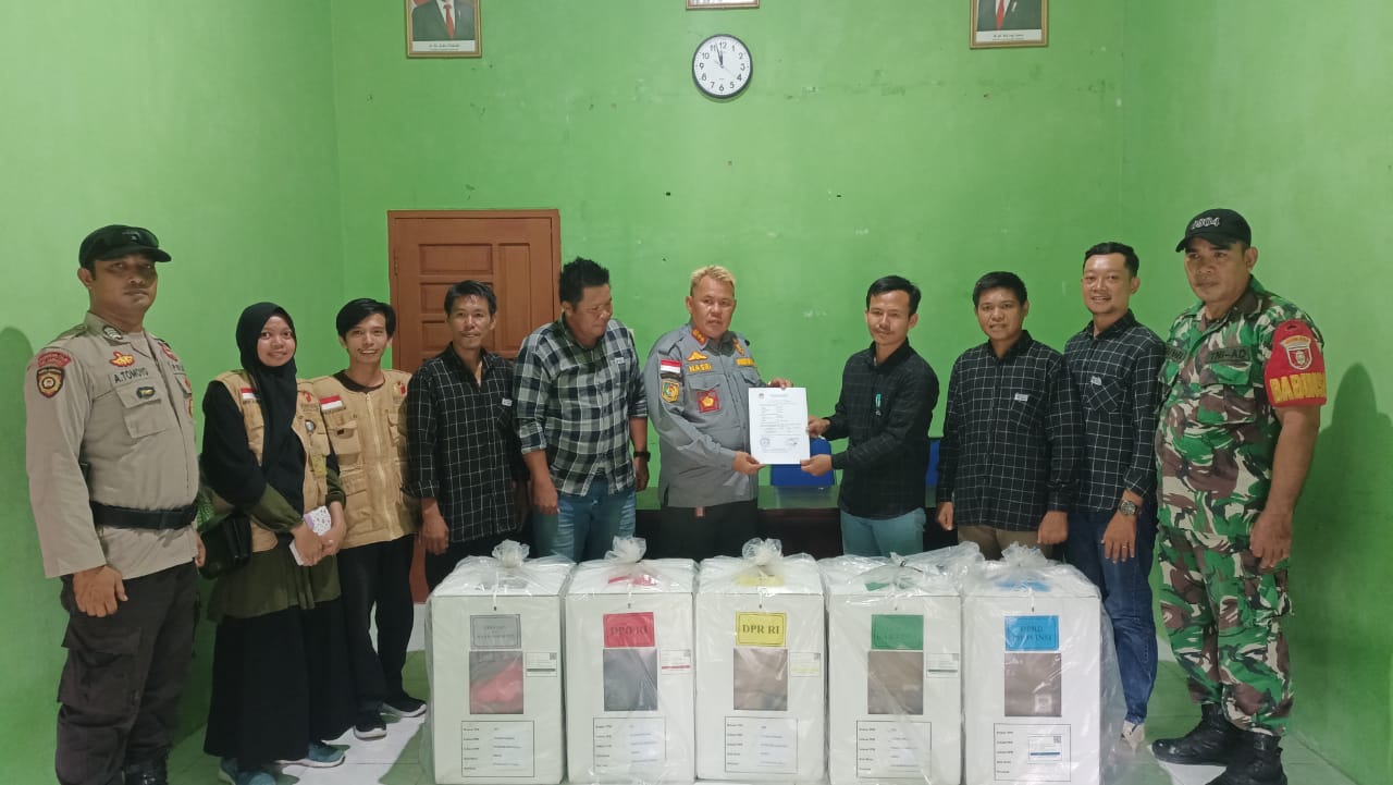 SERAH TERIMA KOTAK SUARA DARI PPK KE KEPALA DESA